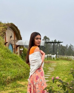 priya-varrier-in-vacation-outfit-style-photos.varrier-4