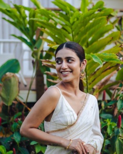 priya-varrier-in-white-saree-with-blouse-style-ideas-photos-001