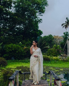 priya-varrier-in-white-saree-with-blouse-style-ideas-photos-002