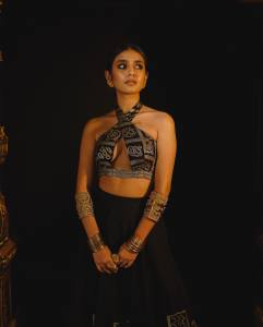 priya-varrier-latest-photos-in-criss-cross-crop-top-with-black-skirt-002