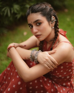 priya-varrier-latest-photos-in-different-outfits-ideas-026