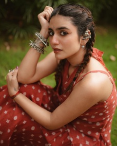 priya-varrier-latest-photos-in-different-outfits-ideas-033