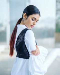 priya-varrier-new-stylish-photos-001