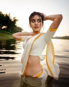 priya-varrier-new-viral-photos-in-kerala-saree-001