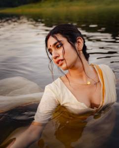 priya-varrier-new-viral-photos-in-kerala-saree-002