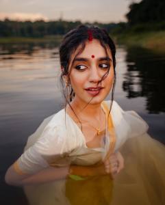 priya-varrier-new-viral-photos-in-kerala-saree