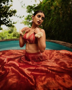 priya-varrier-photoshoot-in-water-new-006