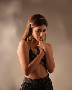 priya-varrier-photoshoot-outfit-ideas-002