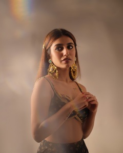 priya-varrier-photoshoot-outfit-ideas-005