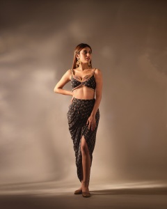 priya-varrier-photoshoot-outfit-ideas-008