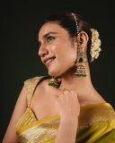 priya-varrier-in-mustard-yellow-hue-with-a-glossy-silk-saree-heavily-embellished-sleeveless-corset-or-bustier-style-blouse-ideas-photos-011