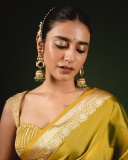 priya-varrier-in-mustard-yellow-hue-with-a-glossy-silk-saree-heavily-embellished-sleeveless-corset-or-bustier-style-blouse-ideas-photos-015