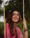priya-warrier-in-wedding-function-outfit-and-look-ideas-photo-004