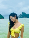 actress-priya-varrier-beach-dress-photos-003