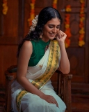 actress-priya-varrier-onam-saree-photos-2021-001