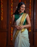actress-priya-varrier-onam-saree-photos-2021