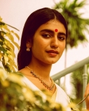 priya-varrier-in-set-saree-images-004