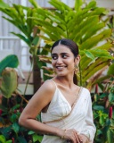 priya-varrier-in-white-saree-with-blouse-style-ideas-photos-001