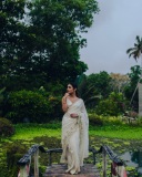 priya-varrier-in-white-saree-with-blouse-style-ideas-photos-002