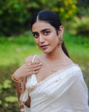 priya-varrier-in-white-saree-with-blouse-style-ideas-photos-003