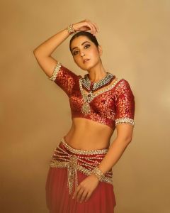 raashi-khanna-IFFI-2021-folk-dance-photos-001