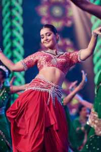 raashi-khanna-IFFI-2021-folk-dance-photos-003