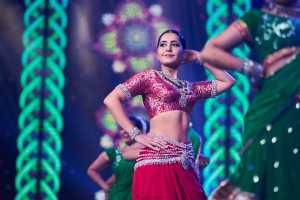 raashi-khanna-IFFI-2021-folk-dance-photos-004