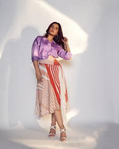 raashi-khanna-in-Striped-Kerchief-Skirt-004