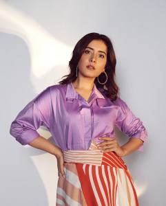 raashi-khanna-in-Striped-Kerchief-Skirt-005