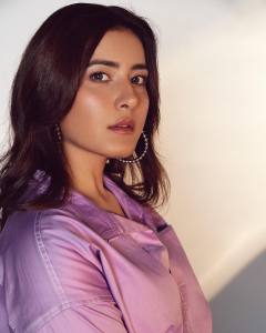 raashi-khanna-in-Striped-Kerchief-Skirt
