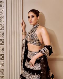 raashi-khanna-in-black-heavy-work-lehenga-dress-photos-004