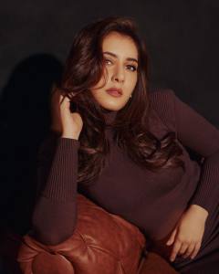 raashi-khanna-in-brown-knitted-long-sleeve-midi-dress-photos-005