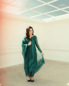 raashi-khanna-in-green-traditional-wear-002