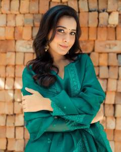 raashi-khanna-in-green-traditional-wear-004