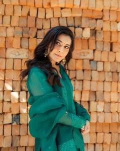 raashi-khanna-in-green-traditional-wear-005