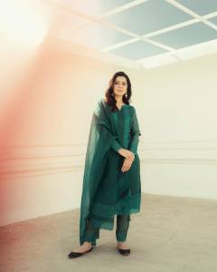 raashi-khanna-in-green-traditional-wear