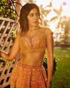 raashi-khanna-in-heavy-embroidery-lehenga-designs-dress-photos