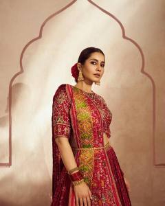 raashi-khanna-in-holi-dress-style-photos-004