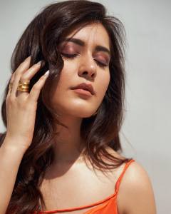 raashi-khanna-in-orange-colour-dress-004