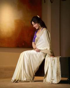 raashi-khanna-in-silver-tissue-saree-with-contrast-violet-blouse-photos-006