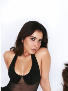 raashi-khanna-in-trending-outfit-ideas-photos-016