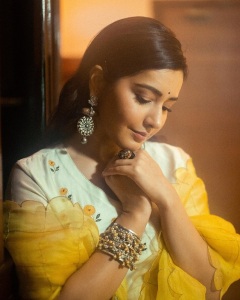 raashi-khanna-in-yellow-churidar-photos-002