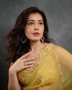 raashi-khanna-new-photos-in-yellow-net-saree-001