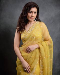 raashi-khanna-new-photos-in-yellow-net-saree-003