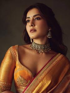 raashii-khanna-stylish-out-fit-ideas-for-party-look-photos-023