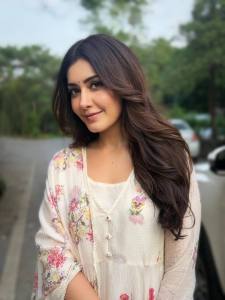 raashii-khanna-stylish-out-fit-ideas-for-party-look-photos-031
