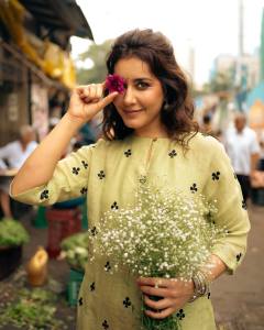 rashi-khanna-cute-poses-photos-004