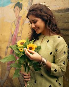 rashi-khanna-cute-poses-photos-006