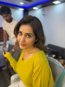 rashi-khanna-cute-poses-photos