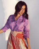 raashi-khanna-in-Striped-Kerchief-Skirt-001